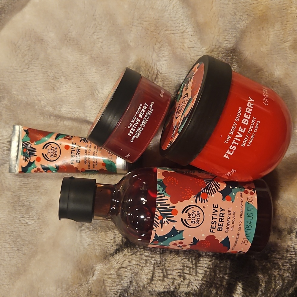 The Body Shop - Festive Berry Holoday Gift Set.